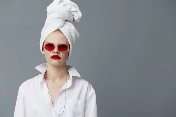 머리에 수건을 얹고 라이프 스타일 포즈를 취하는 빨간 선글라스 화장품을 한 여자의 사진 — 스톡 사진