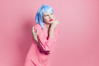 Mavi peruklu, pembe elbiseli, kırmızı dudaklı bir kadının portresi.