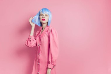 şık bir kadın parlak makyaj, pembe arka plan.