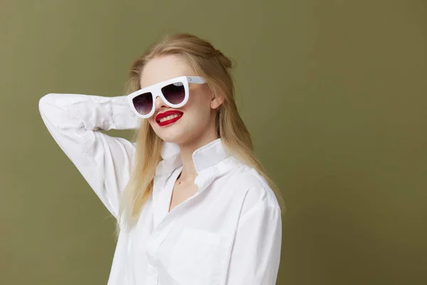 흰색 셔츠를 입은 금발 여성 선글라스 라이프 스타일 포즈 — 스톡 사진