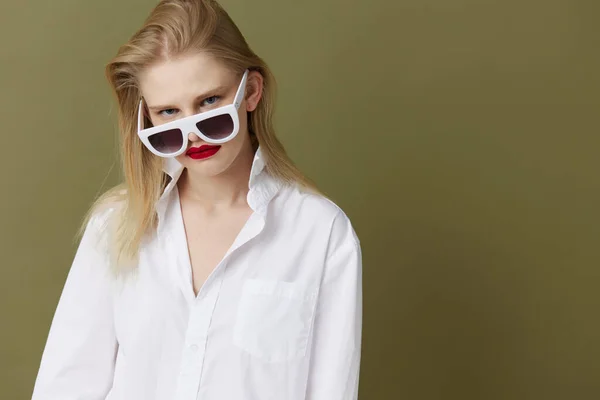 Glamorous γυναίκα μόδα λευκό πουκάμισο γυαλιά ηλίου Lifestyle θέτοντας — Φωτογραφία Αρχείου