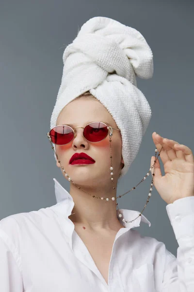 Μοντέρνα γυναίκα κόκκινα γυαλιά πετσέτα στο κεφάλι μοντέλο στούντιο μακιγιάζ αναλλοίωτη — Φωτογραφία Αρχείου