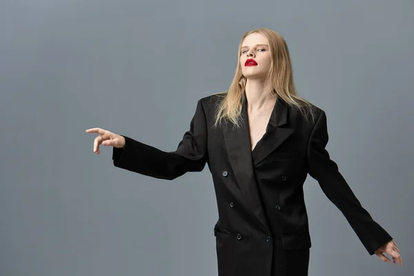 Modische Frau stilvoller schwarzer Blazer rote Lippen Studiomodell unverändert — Stockfoto