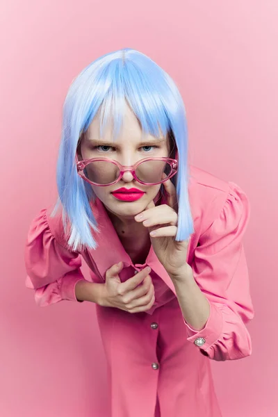 Πορτραίτο γυναίκας με μπλε περούκα ροζ φόρεμα κόκκινα χείλη Lifestyle posing — Φωτογραφία Αρχείου
