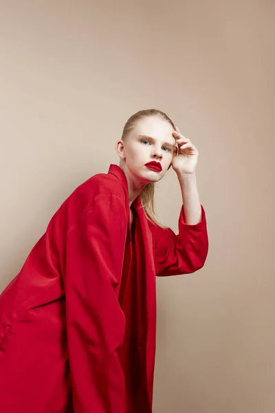 Bonita mujer rojo labios moda chaqueta estilo de vida posando — Foto de Stock