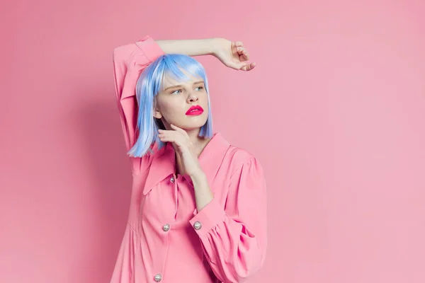 Θηλυκό φοράει μπλε περούκα μακιγιάζ ροζ φόντο — Φωτογραφία Αρχείου
