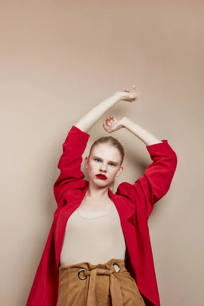 可愛い女性赤い唇ファッションジャケットライフスタイルポーズ — ストック写真