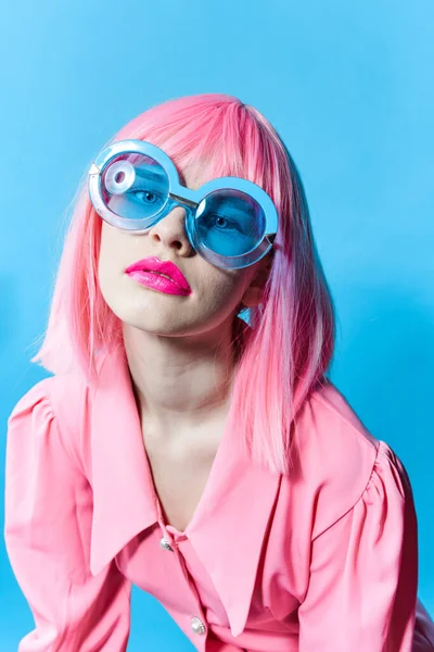 Mujer glamorosa moda azul gafas maquillaje moda estilo de vida posando — Foto de Stock