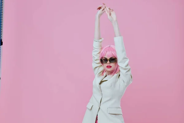 미녀 현대 의상의 여성 분홍 머리 선글라스 색깔의 변화없는 배경 — 스톡 사진