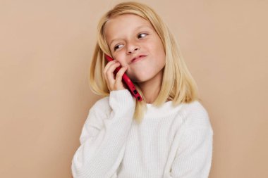 Süveter giyen mutlu tatlı kız, çocukların yaşam tarzını bozuyor.