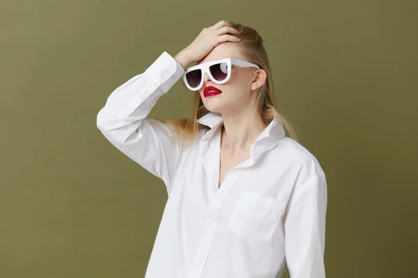 변함 이 없는 흰색 셔츠의 선글라스 녹음실 모델을 한 여자의 사진 — 스톡 사진