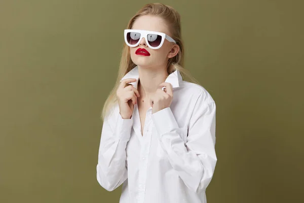 Moda mulher moda branca camisa óculos de sol fundo verde — Fotografia de Stock
