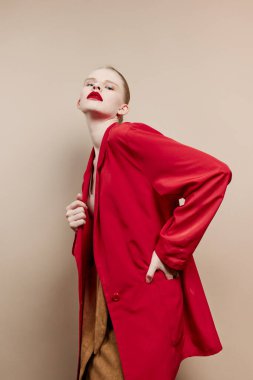 Çekici bir kadın kırmızı dudaklı. Moda stüdyosu modeli.
