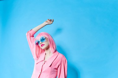 Pembe peruklu güzel kadın. Pembe elbiseli. Kırmızı dudak stüdyo modeli.