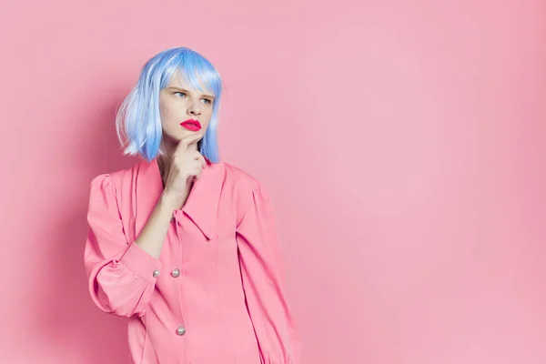 Hembra lleva un azul peluca maquillaje aislado fondo —  Fotos de Stock