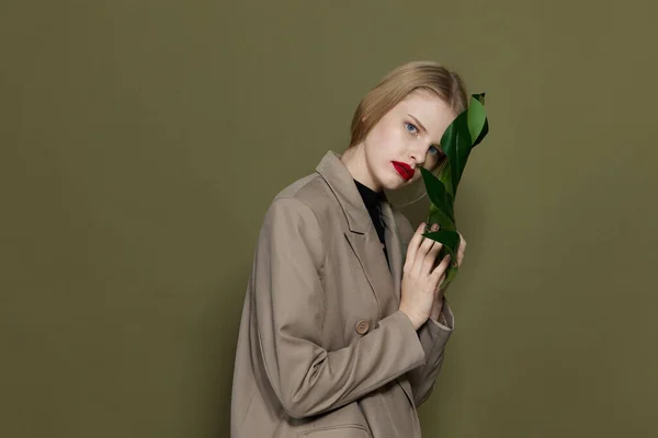 Glamorous woman green palm leaf coat bright makeup studio model unaltered — Foto Stock