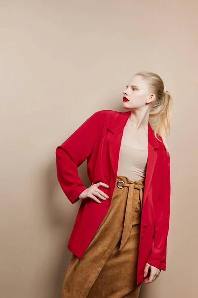 Mujer de moda labios rojos chaqueta de moda fondo beige — Foto de Stock