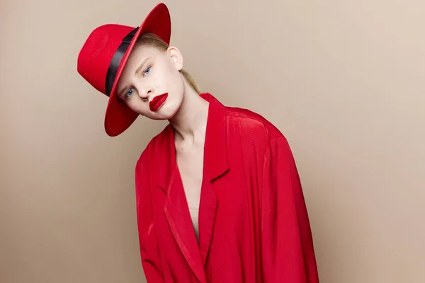 Mulher bonita em um chapéu vermelho e modelo de estúdio de maquiagem jaqueta inalterada — Fotografia de Stock