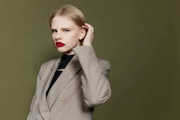 Bonita mujer con labios rojos abrigo brillante maquillaje estudio modelo inalterado — Foto de Stock