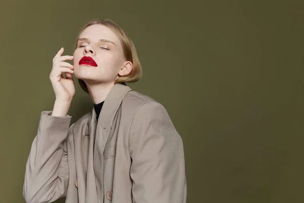 Pretty woman in coat red lips fashion studio model unaltered — Foto Stock