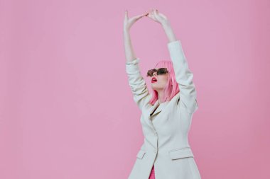 Beyaz ceketli pozitif genç kadın pembe saçlı Glamor Kozmetik pembe arka planı değiştirilmemiş