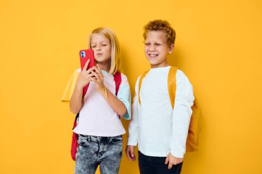 Genç erkek ve kız konuşuyor ve gülümsüyor.