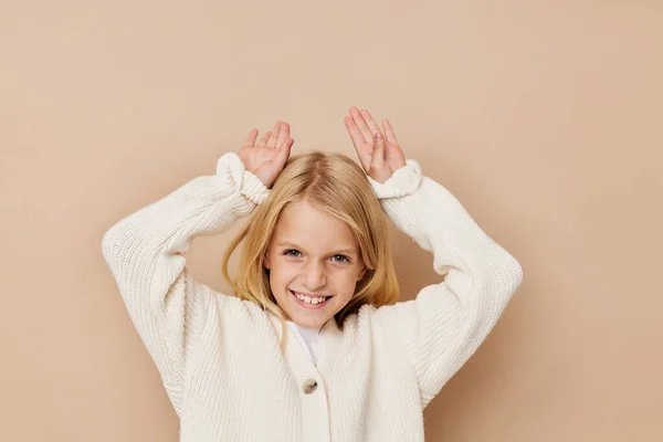 Pequena menina bonito roupas de bebê na moda corte vista — Fotografia de Stock