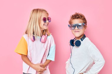 Modayı takip eden erkek ve kız sarı saç şık gözlükler sıradan çocuklar moda.