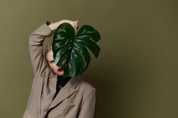 Mujer glamorosa verde palma hoja capa brillante maquillaje aislado fondo —  Fotos de Stock