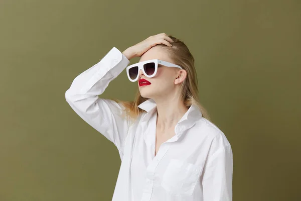 Retrato de una mujer en gafas de sol de camisa blanca modelo de estudio inalterado — Foto de Stock