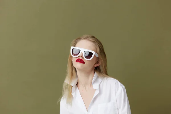 Όμορφη γυναίκα μόδα λευκό πουκάμισο γυαλιά ηλίου μοντέλο στούντιο αναλλοίωτη — Φωτογραφία Αρχείου
