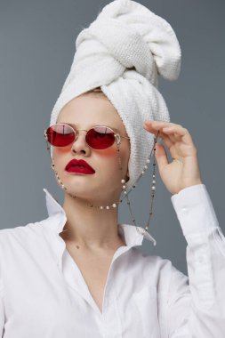 Göz kamaştırıcı kadın makyaj stüdyosu modeline kırmızı gözlük havlusu.