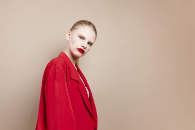 şık kırmızı dudaklı kadın moda ceketi yaşam tarzı pozu