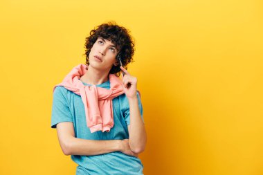 Elinde kalem olan bir adam tecrit edilmiş arka planları inceliyor.