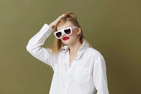 Glamorous woman fashion white shirt sunglasses isolated background — Stockfoto