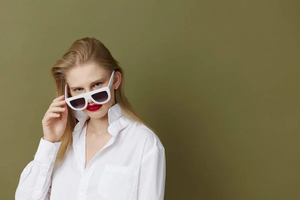 Fashionabla kvinna i vit skjorta solglasögon isolerad bakgrund — Stockfoto