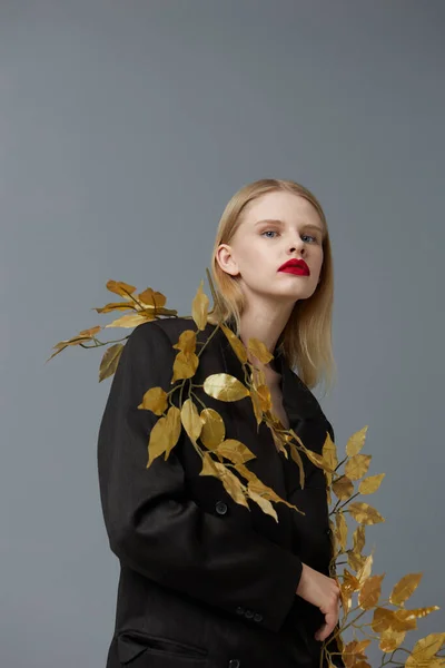 Pretty woman golden leaves black blazer red lips studio model unaltered — Stockfoto
