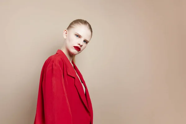 Mujer de moda labios rojos chaqueta de moda Estilo de vida posando — Foto de Stock