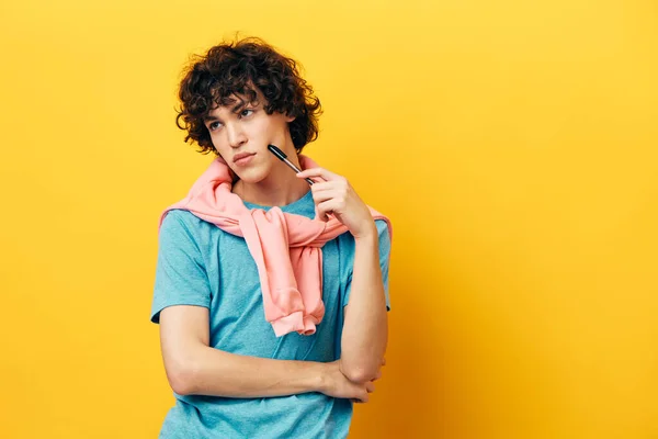 Curly guy in a blue T-shirt idea pink jacket Lifestyle education — Φωτογραφία Αρχείου