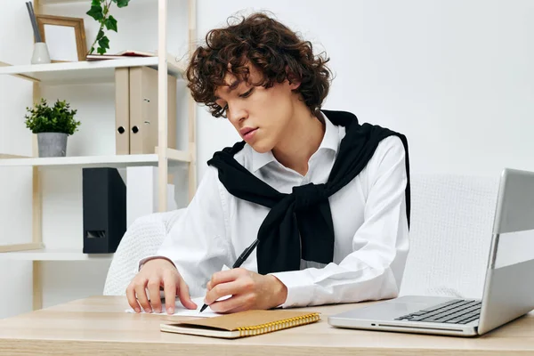Tiener op een witte bank voor een laptop leren Lifestyle technologie — Stockfoto