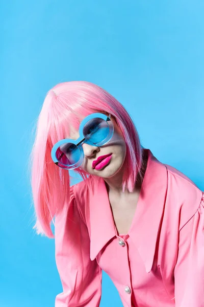 Mavi gözlüklü çekici kadın pembe peruk takıyor. — Stok fotoğraf