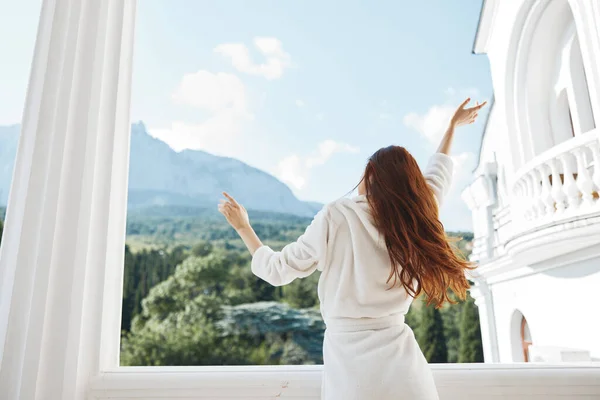 Mulher mãos para cima na varanda perfeita manhã ensolarada — Fotografia de Stock