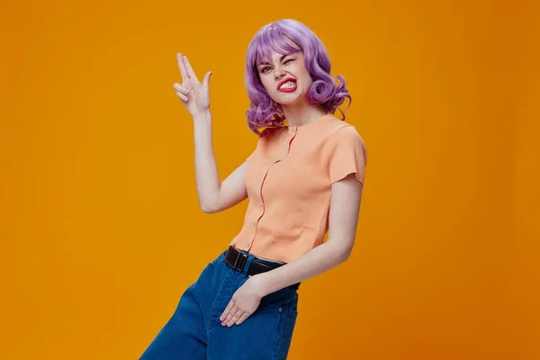 美しいファッショナブルな女の子波紫色の髪の感情楽しい色の背景変更なし — ストック写真