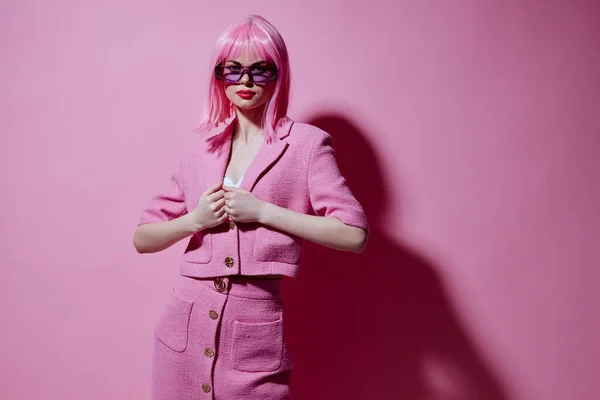 Πορτρέτο μιας γοητευτικής κυρίας gesturing με τα χέρια ροζ σακάκι lifestyle glamor Studio Μοντέλο αμετάβλητη — Φωτογραφία Αρχείου