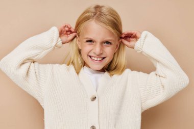 Güzel küçük kız şık bebek kıyafetleri çocuk yaşam tarzı konsepti