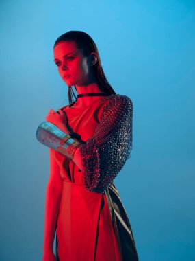 Zırhlı kollu, zırhlı genç bir kadın. Posta koruması değişmemiş.