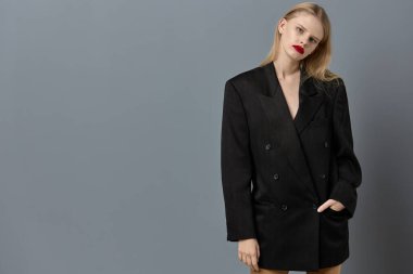 Göz kamaştırıcı kadın el hareketi siyah ceketli makyaj stüdyo modeli değiştirilmemiş.
