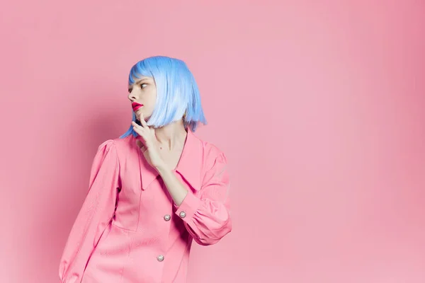 Retrato de una mujer lleva un maquillaje peluca azul estilo de vida posando — Foto de Stock