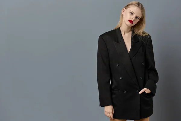 Mujer glamorosa mano gesto negro chaqueta maquillaje estudio modelo inalterado — Foto de Stock