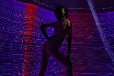 Güzel kadın neon çizgileri açık renk arkaplanı değiştirilmemiş